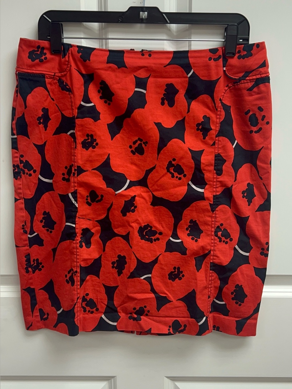 New York & Company Red & Black Poppy Print Pencil Skirt Size 8